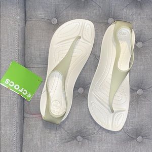 Crocs sexi flip in oyster color.